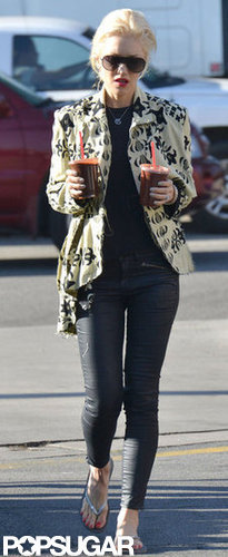 Gwen Stefani went casual in flip-flops.
Gwen Stefani went casual in flip-flops.