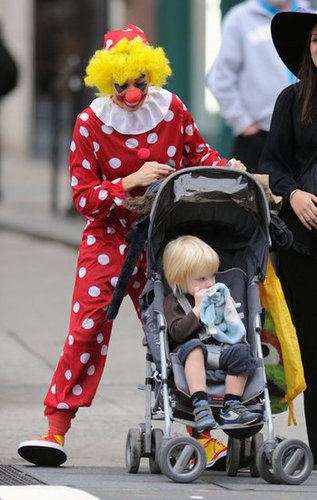 Naomi Watts was dressed as a clown on Halloween 2011 on the streets of NYC.
Naomi Watts was dressed as a clown on Halloween 2011 on the streets of NYC.