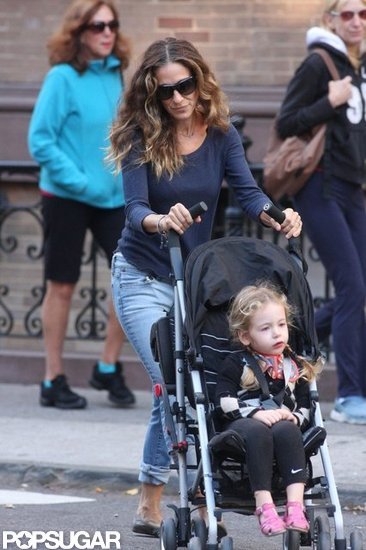 Sarah Jessica Parker wore a long-sleeved shirt and jeans in NYC.
Sarah Jessica Parker wore a long-sleeved shirt and jeans in NYC.