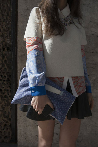 We love the mixed-prints effect this clutch had on her blouse.
We love the mixed-prints effect this clutch had on her blouse.