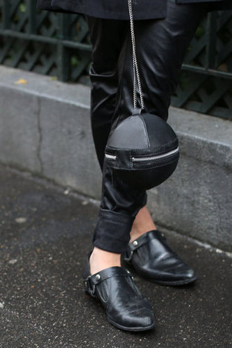 An irreverent little clutch looked especially edgy against leather trousers.
An irreverent little clutch looked especially edgy against leather trousers.