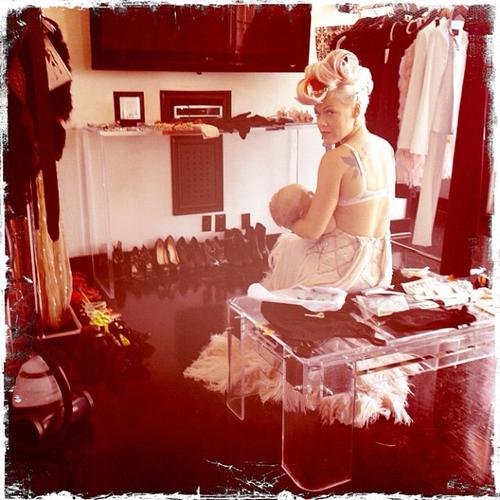 10 Celebrity Moms Breastfeeding Their Babies
