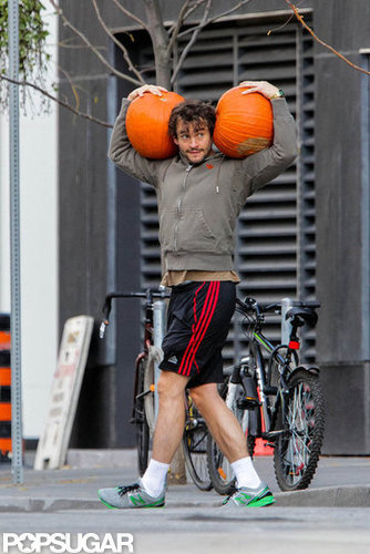 Hugh Dancy balanced two pumpkins on his shoulders in Toronto.
Hugh Dancy balanced two pumpkins on his shoulders in Toronto.
