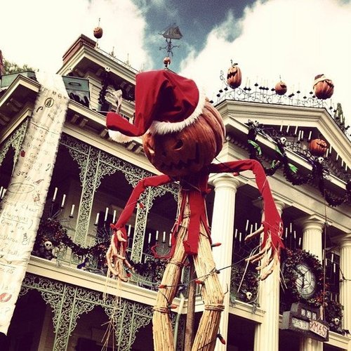 Hang Out at a Halloween-Themed Amusement Park Hang Out at a Halloween-Themed Amusement Park