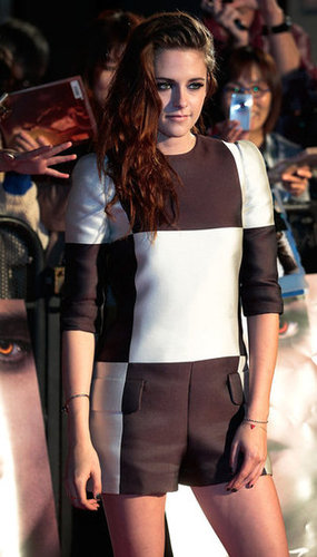 Kristen Stewart chose a black-and-white jumpsuit to promote Breaking Dawn Part 2 in Japan.
Kristen Stewart chose a black-and-white jumpsuit to promote Breaking Dawn Part 2 in Japan.