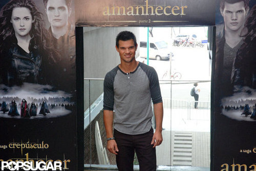 Taylor Lautner made his first press stop in Brazil.
Taylor Lautner made his first press stop in Brazil.