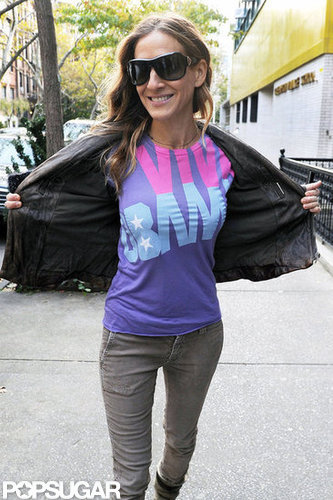 Sarah Jessica Parker proudly showed off her "Viva Obama" t-shirt on Election Day.
Sarah Jessica Parker proudly showed off her "Viva Obama" t-shirt on Election Day.