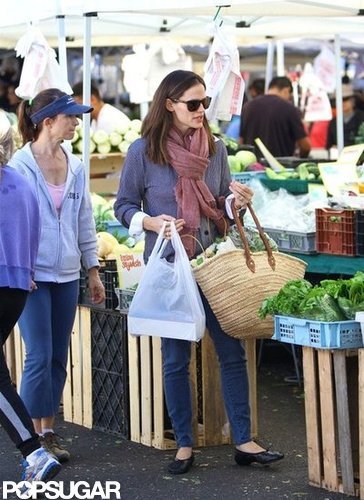 Jennifer Garner shopped at a farmers market in LA.
Jennifer Garner shopped at a farmers market in LA.