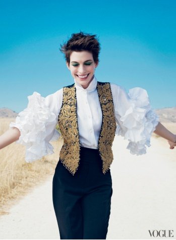Anne Hathaway Stunning in Green Eyeshadow for Vogue Anne Hathaway Stunning in Green Eyeshadow for Vogue