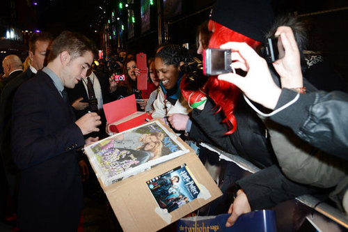 Kristen Shows Skin at Twilight's UK Premiere With Rob Kristen Shows Skin at Twilight's UK Premiere With Rob