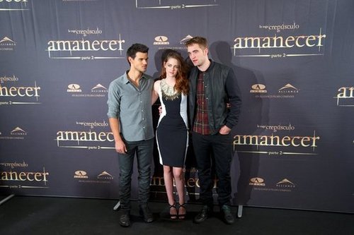 Taylor Lautner, Kristen Stewart and Robert Pattinson posed for photos at the Breaking Dawn — Part 2 photo call in Madrid.
Taylor Lautner, Kristen Stewart and Robert Pattinson posed for photos at the Breaking Dawn — Part 2 photo call in Madrid.