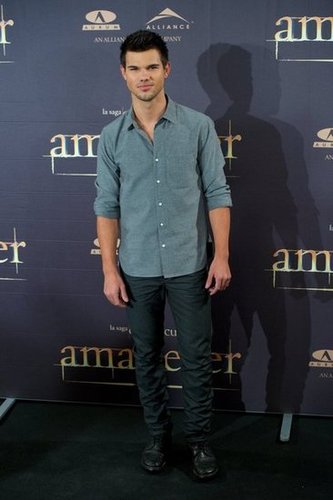 Breaking Dawn Part 2 is #1 — See All the Photos From Twilight's Final Press Tour! Breaking Dawn Part 2 is #1 — See All the Photos From Twilight's Final Press Tour!