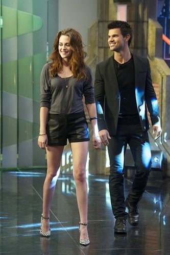 Breaking Dawn Part 2 is #1 — See All the Photos From Twilight's Final Press Tour! Breaking Dawn Part 2 is #1 — See All the Photos From Twilight's Final Press Tour!