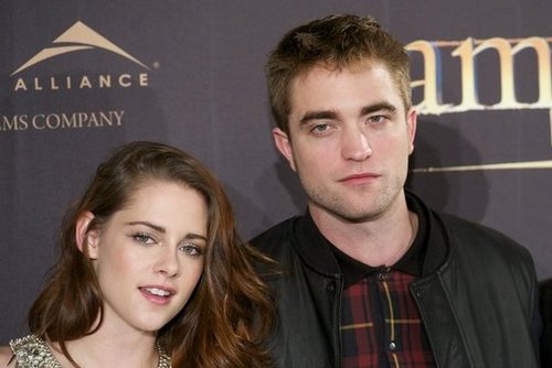 Kristen Stewart and Robert Pattinson posed for photos at the Breaking Dawn — Part 2 photo call in Madrid.
Kristen Stewart and Robert Pattinson posed for photos at the Breaking Dawn — Part 2 photo call in Madrid.