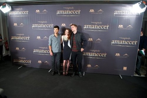 Taylor Lautner, Kristen Stewart and Robert Pattinson attended the Breaking Dawn — Part 2 photo call in Madrid.
Taylor Lautner, Kristen Stewart and Robert Pattinson attended the Breaking Dawn — Part 2 photo call in Madrid.