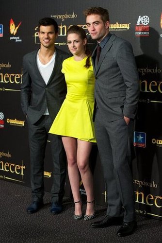 Kristen Stewart Packs a Neon Punch on Breaking Dawn's Black Carpet Kristen Stewart Packs a Neon Punch on Breaking Dawn's Black Carpet