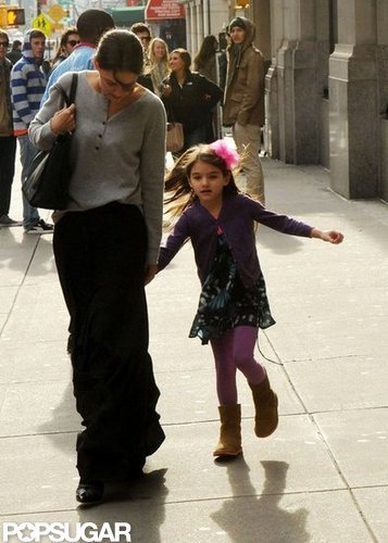 Katie Holmes Gives Suri Cruise a Kiss on the Subway Katie Holmes Gives Suri Cruise a Kiss on the Subway