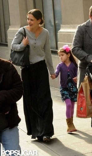 Katie Holmes Gives Suri Cruise a Kiss on the Subway Katie Holmes Gives Suri Cruise a Kiss on the Subway