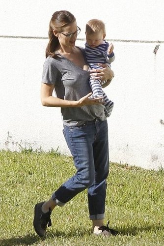 Jennifer Garner Plays Mom on Set With Sera and Samuel Jennifer Garner Plays Mom on Set With Sera and Samuel