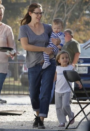 Jennifer Garner Plays Mom on Set With Sera and Samuel Jennifer Garner Plays Mom on Set With Sera and Samuel