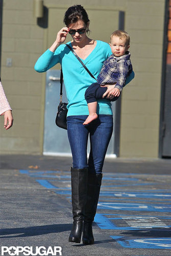 January Jones Steps Out With Xander and New Brunette Locks January Jones Steps Out With Xander and New Brunette Locks