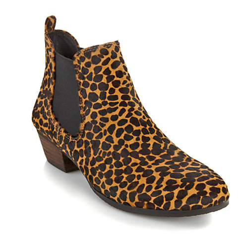 Add a feline flair to your cold-weather look with these Vince Camuto Muse Booties ($100, originally $159).
Add a feline flair to your cold-weather look with these Vince Camuto Muse Booties ($100, originally $159).