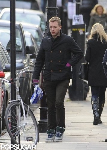 Gwyneth Paltrow Returns Home to Chris Martin in London Gwyneth Paltrow Returns Home to Chris Martin in London