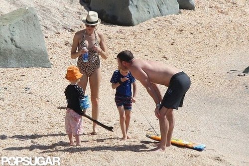 Naomi Splashes Around in a Bikini With Shirtless Liev Schreiber & Sons Naomi Splashes Around in a Bikini With Shirtless Liev Schreiber & Sons