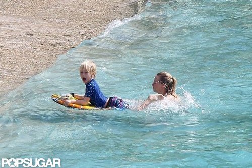 Naomi Splashes Around in a Bikini With Shirtless Liev Schreiber & Sons Naomi Splashes Around in a Bikini With Shirtless Liev Schreiber & Sons