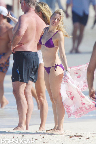 Naomi Splashes Around in a Bikini With Shirtless Liev Schreiber & Sons Naomi Splashes Around in a Bikini With Shirtless Liev Schreiber & Sons