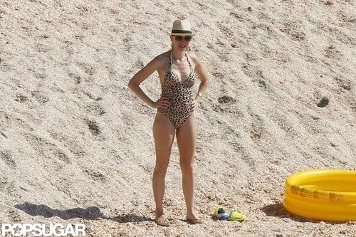 Naomi Splashes Around in a Bikini With Shirtless Liev Schreiber & Sons Naomi Splashes Around in a Bikini With Shirtless Liev Schreiber & Sons