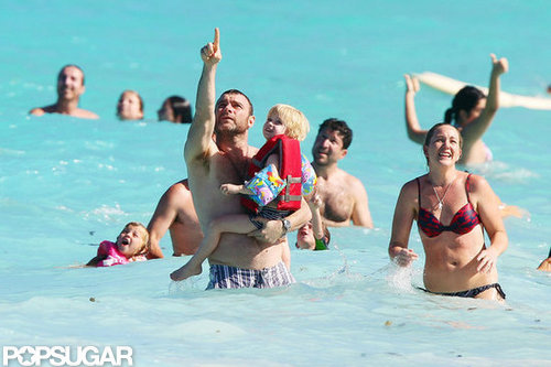 Naomi Splashes Around in a Bikini With Shirtless Liev Schreiber & Sons Naomi Splashes Around in a Bikini With Shirtless Liev Schreiber & Sons