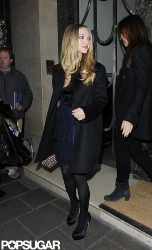 Anne Hathaway Shows PDA and Screens Les Mis With Hugh and Amanda Anne Hathaway Shows PDA and Screens Les Mis With Hugh and Amanda