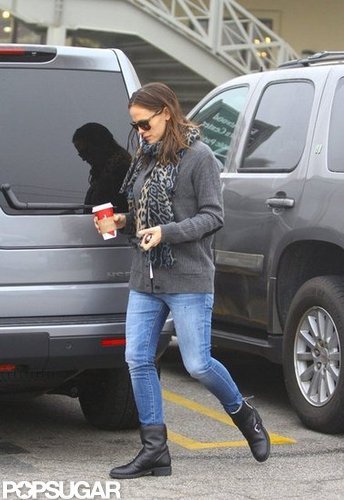 Jennifer Garner made her way around her car.
Jennifer Garner made her way around her car.