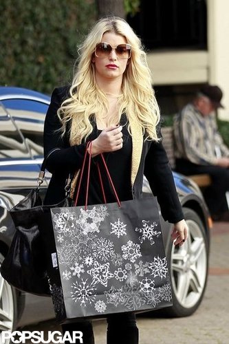 Maybe-Pregnant Jessica Simpson Shops in a Loose Top Maybe-Pregnant Jessica Simpson Shops in a Loose Top