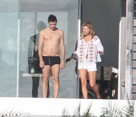 Jamie Hince hung out with Kate Moss. Jamie Hince hung out with Kate Moss.