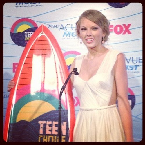 Taylor Swift came backstage after picking up a surfboard at the Teen Choice Awards.
Taylor Swift came backstage after picking up a surfboard at the Teen Choice Awards.