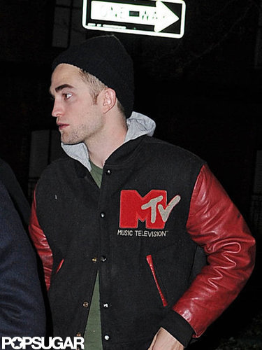 Robert Pattinson Has a Late Night Out With Friends in NYC Robert Pattinson Has a Late Night Out With Friends in NYC