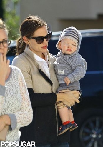 Jennifer Garner had Samuel Affleck on her hip to do some shopping around their LA neighborhood.
Jennifer Garner had Samuel Affleck on her hip to do some shopping around their LA neighborhood.