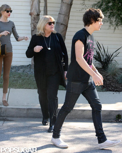 Harry Styles walked to his car.
Harry Styles walked to his car.