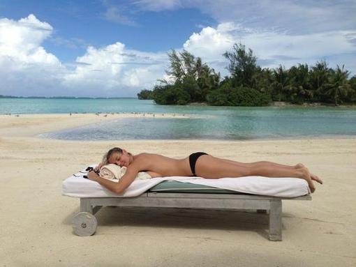 Heidi Klum sunbathed topless on the beach.
Source: Twitter user heidiklum
Heidi Klum sunbathed topless on the beach.
Source: Twitter user heidiklum