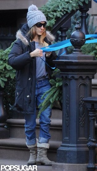 Sarah Jessica Parker decorated her home with blue ribbon and greenery.
Sarah Jessica Parker decorated her home with blue ribbon and greenery.