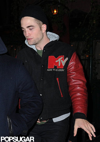 Robert Pattinson went to the Waverly Inn with friends.
Robert Pattinson went to the Waverly Inn with friends.