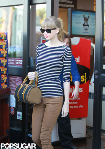 Taylor Swift left an LA grocery store.
Taylor Swift left an LA grocery store.