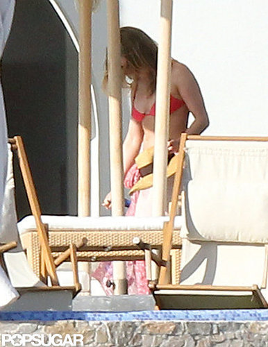 Bikini-Clad Jennifer Aniston Sunbathes in Cabo With Shirtless Justin on Christmas Eve! Bikini-Clad Jennifer Aniston Sunbathes in Cabo With Shirtless Justin on Christmas Eve!