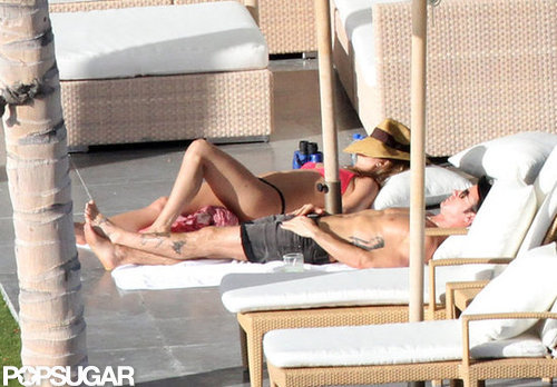 Bikini-Clad Jennifer Aniston Sunbathes in Cabo With Shirtless Justin on Christmas Eve! Bikini-Clad Jennifer Aniston Sunbathes in Cabo With Shirtless Justin on Christmas Eve!