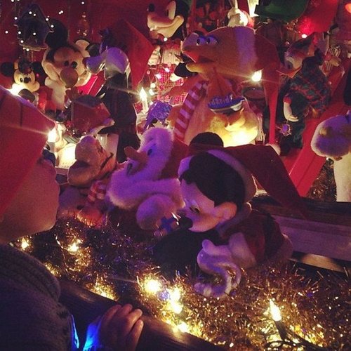 Alicia Keys's son, Egypt, admired the Mickey-themed Christmas decorations at their home.
Source: Instagram user aliciakeys
Alicia Keys's son, Egypt, admired the Mickey-themed Christmas decorations at their home.
Source: Instagram user aliciakeys