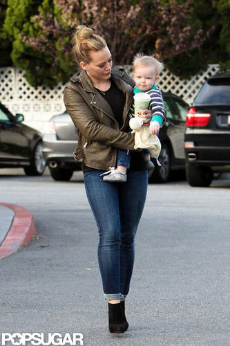 Hilary Duff balanced Luca Comrie and a coffee in LA.
Hilary Duff balanced Luca Comrie and a coffee in LA.