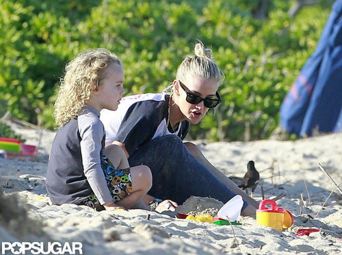 Pregnant Jessica Simpson Wears a Bikini as Ashlee and Bronx Hit the Beach Pregnant Jessica Simpson Wears a Bikini as Ashlee and Bronx Hit the Beach