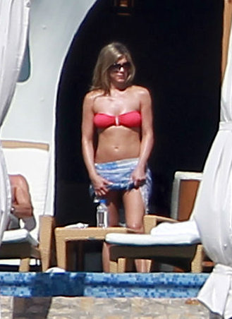 Jennifer Aniston Fits in Bikini Time With Emily Blunt and Their Boys Jennifer Aniston Fits in Bikini Time With Emily Blunt and Their Boys